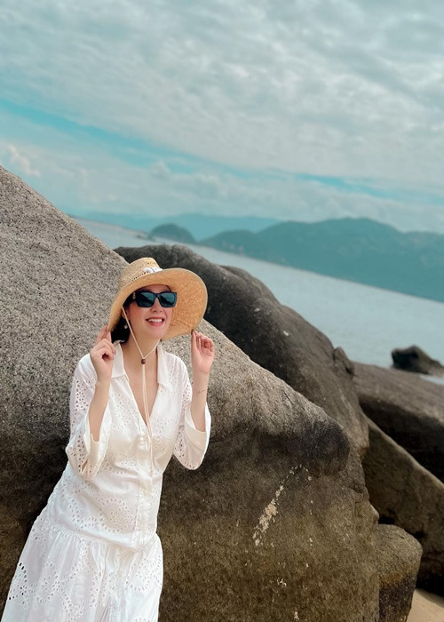 Phong cách thời trang đi biển của Minh Hằng đầy sang chảnh.