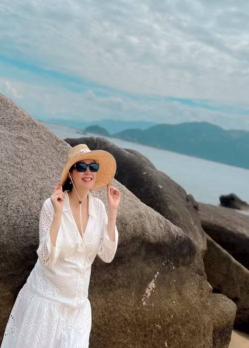 Phong cách thời trang đi biển của Minh Hằng đầy sang chảnh.