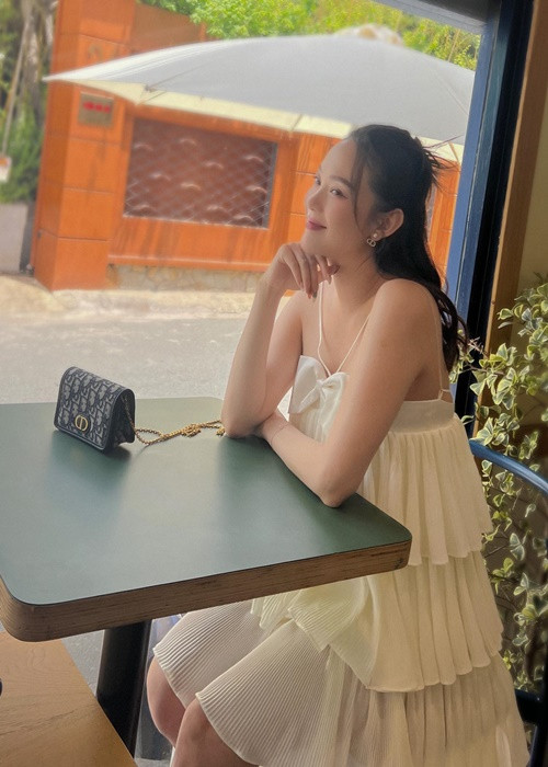 Minh Hằng luôn giữ được vẻ rạng rỡ dù bầu bí.
