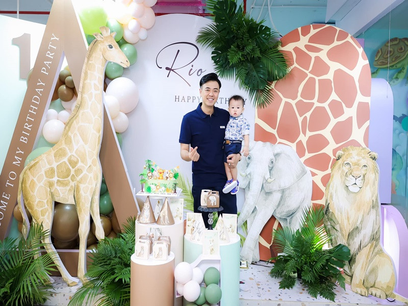 Vợ chồng nam MC tổ chức tiệc sinh nhật hoành tráng cho con trai thứ hai.