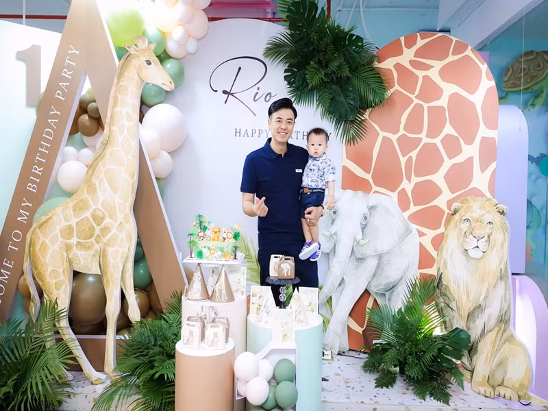 Vợ chồng nam MC tổ chức tiệc sinh nhật hoành tráng cho con trai thứ hai.