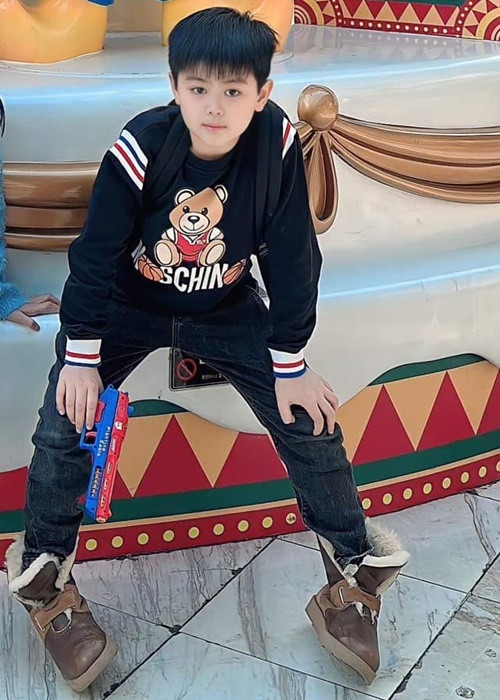 Con trai đầu lòng của Tuấn Tú càng lớn càng kháu khỉnh.