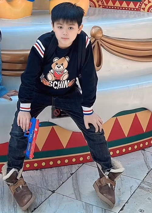 Con trai đầu lòng của Tuấn Tú càng lớn càng kháu khỉnh.