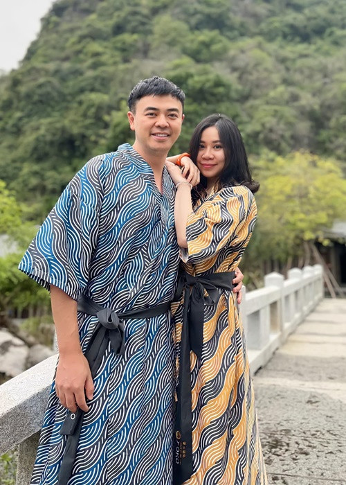 Về phản ứng của vợ khi thường xuyên đóng với các nữ diễn viên xinh đẹp, Tuấn Tú chia sẻ trên Dân Việt: "Trong tâm lý của bà xã có ghen hay không thì tôi không biết nhưng phản ứng ra ngoài thì bình thường. Tất nhiên cũng có những lúc xem phim có cảnh tình cảm, tôi quay sang vợ nhìn cũng thấy có vẻ "nóng mặt" đấy".