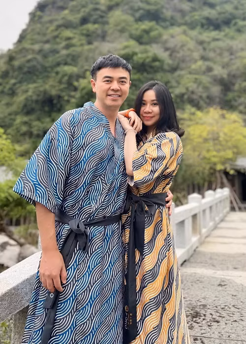 Về phản ứng của vợ khi thường xuyên đóng với các nữ diễn viên xinh đẹp, Tuấn Tú chia sẻ trên Dân Việt: "Trong tâm lý của bà xã có ghen hay không thì tôi không biết nhưng phản ứng ra ngoài thì bình thường. Tất nhiên cũng có những lúc xem phim có cảnh tình cảm, tôi quay sang vợ nhìn cũng thấy có vẻ "nóng mặt" đấy".