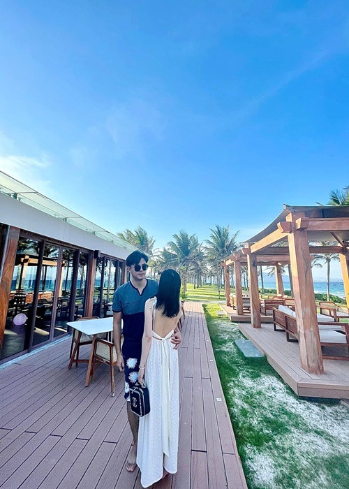 Tuấn Tú khen vợ nấu ăn ngon, chăm sóc con khéo, luôn động viên chồng nhận các dự án phim phù hợp.