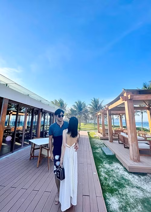 Tuấn Tú khen vợ nấu ăn ngon, chăm sóc con khéo, luôn động viên chồng nhận các dự án phim phù hợp.