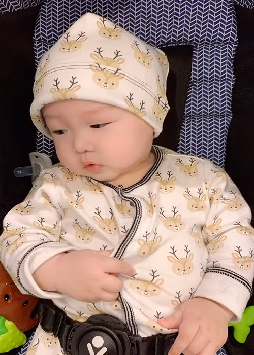 Bé Rio sở hữu những nét đẹp của bố mẹ.