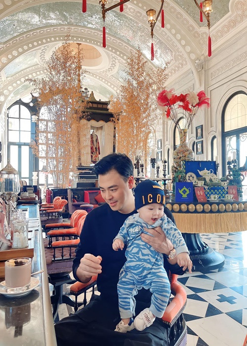 Nhóc tì thứ hai nhà Tuấn Tú cũng vô cùng đáng yêu.