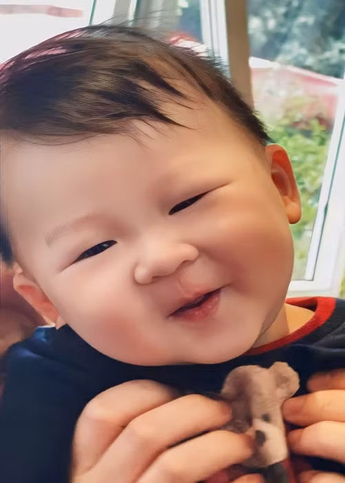 Con trai thứ hai của Tuấn Tú vừa tròn 1 tuổi.