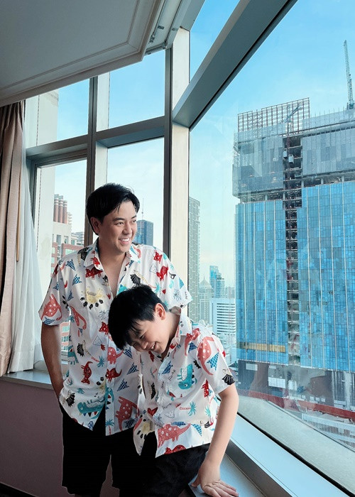 Khi vợ vắng nhà, Tuấn Tú nấu ăn, tắm rửa cho các con, chơi với các con.