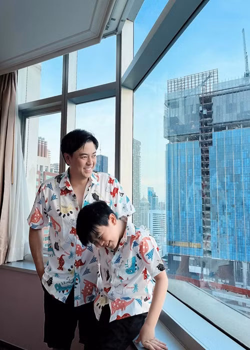 Khi vợ vắng nhà, Tuấn Tú nấu ăn, tắm rửa cho các con, chơi với các con.