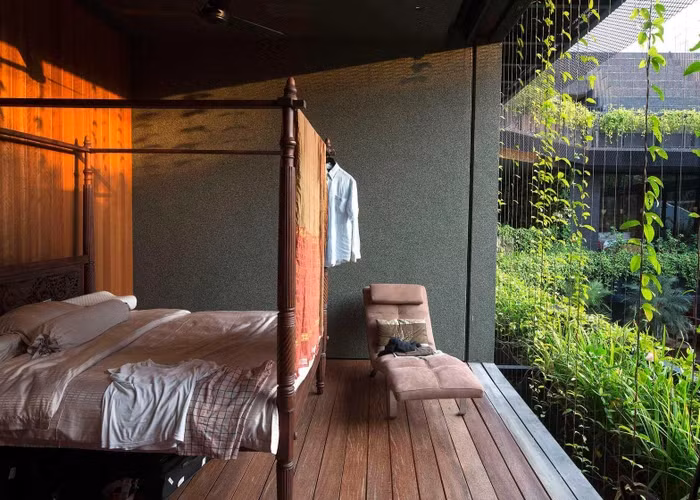 Tầng hai là phòng ngủ chính của ông bà, phòng tập thể dục, phòng ăn và một phòng ngủ nhỏ. Bên cạnh đó, còn có khu vực ăn uống và phòng khách ngoài trời.