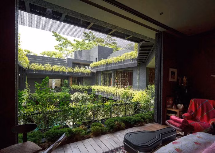 Tầng một của căn biệt thự bao gồm ba phòng ngủ và một thư viện.