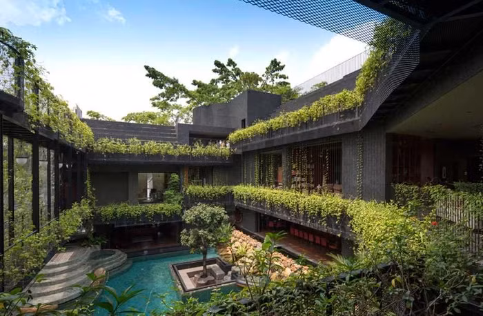 Các phòng được sắp xếp theo cấu trúc hình chữ U. Một bức tường cũ đã được giữ lại làm không gian ao và thác nước cao ba tầng.