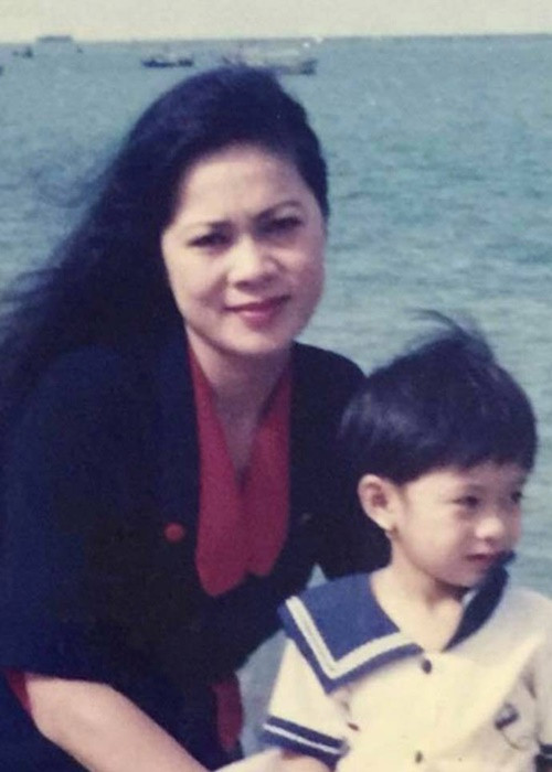 Theo Gia Đình và Xã Hội năm 2018, nghệ sĩ Hương Dung nghỉ hưu năm 39 tuổi sau thời gian công tác tại Đoàn kịch Công an. NSƯT Hương Dung cho biết, cô muốn tập trung nuôi dạy các con cũng như kinh doanh để kinh tế gia đình ổn định. Ảnh: Gia Đình và Xã Hội.