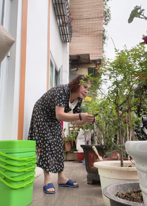 Khi rảnh rỗi, NSƯT Hương Dung làm vườn, chăm sóc thú cưng. Ảnh: FBNV.