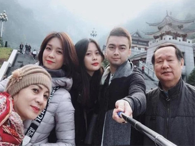 Các con và gia đình nghệ sĩ Hương Dung cũng đã tìm mọi cách để khắc phục món nợ. “Khi thoát được nợ, tôi nghĩ đó là một điều thực sự may mắn”, nữ diễn viên chia sẻ. Ảnh: Vietnamnet.