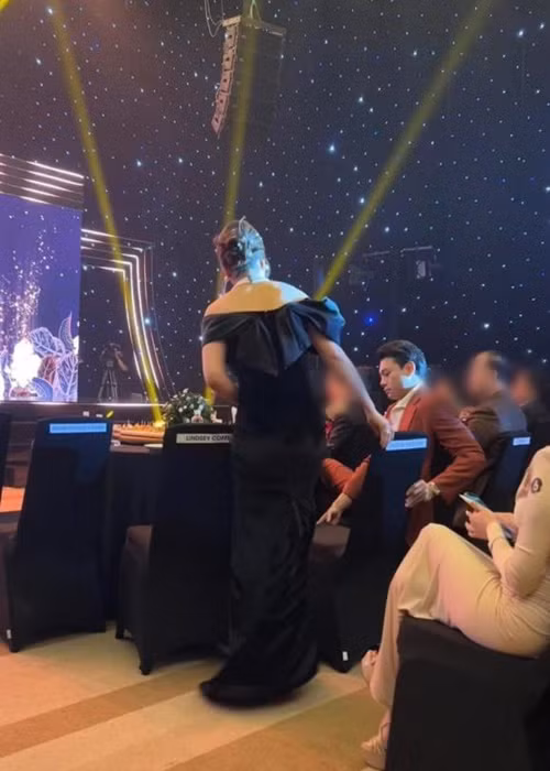 Khi Trương Ngọc Ánh phát biểu trên sân khấu, Anh Dũng chụp ảnh người yêu. Đến khi Trương Ngọc Ánh trở về chỗ ngồi, nam diễn viên ân cần kéo ghế để bạn gái ngồi. Ảnh: Thương Hiệu Và Pháp Luật.