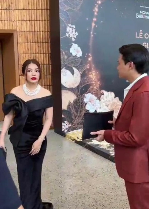 Năm 2022, tại một sự kiện, Anh Dũng có nhiều hành động tình cảm dành cho Trương Ngọc Ánh. Nam diễn viên phim Sống chung với mẹ chồng đã đứng đợi bạn gái để cô chụp ảnh cùng các khách mời. Ảnh: Thương Hiệu và Pháp Luật.