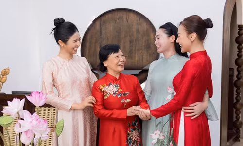 Phuong Oanh duoc long me chong the nao truoc le an hoi?-Hinh-2