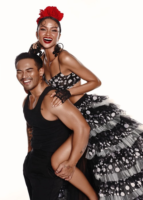 Theo Người Lao Động, H'hen Niê chọn cách kể chuyện thông qua tạo dáng và cảm xúc với góc nhìn thời trang nghệ thuật.