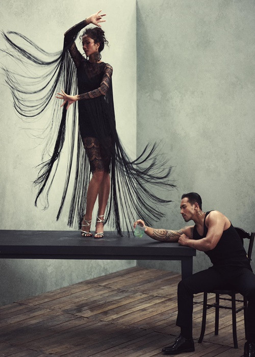 "Những tấm hình và câu chuyện về dòng đời va chạm, trải qua hay cung bậc cảm xúc của nhiều chị em phụ nữ trong giai đoạn yêu hay hôn nhân. Nhưng cuối cùng phụ nữ nào đứng lên và vượt qua thì ánh sáng và cuộc đời cũng sẽ nở hoa đúng không ạ", H'hen Niê viết trên trang cá nhân.