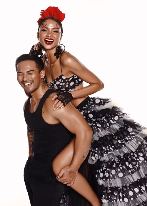 Theo Người Lao Động, H'hen Niê chọn cách kể chuyện thông qua tạo dáng và cảm xúc với góc nhìn thời trang nghệ thuật.