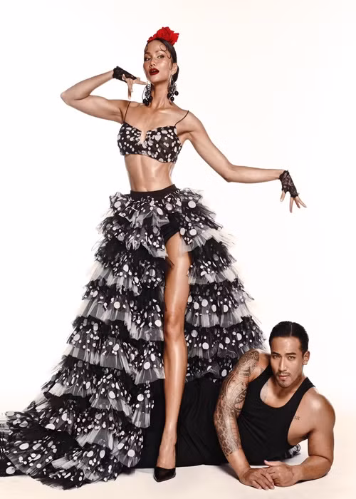 "Yêu chiều, nhường nhịn", nàng hậu viết.