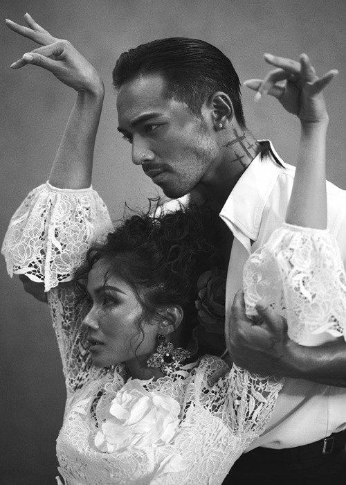 Nàng hậu và bạn diễn thể hiện giai đoạn một cặp đôi gắng gượng kết nối.