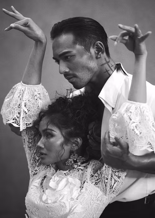 Nàng hậu và bạn diễn thể hiện giai đoạn một cặp đôi gắng gượng kết nối.