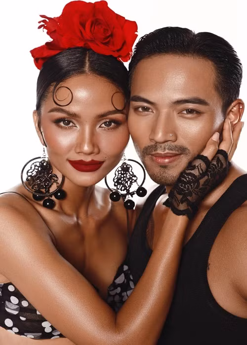 H'hen Niê chú thích cho từng bức ảnh.