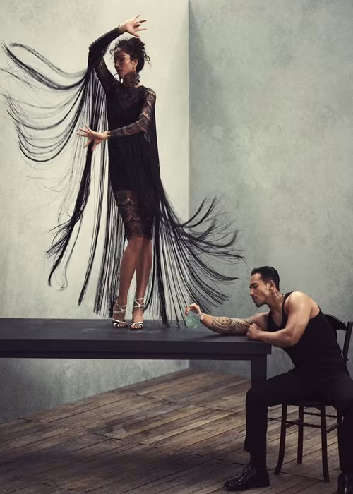 "Những tấm hình và câu chuyện về dòng đời va chạm, trải qua hay cung bậc cảm xúc của nhiều chị em phụ nữ trong giai đoạn yêu hay hôn nhân. Nhưng cuối cùng phụ nữ nào đứng lên và vượt qua thì ánh sáng và cuộc đời cũng sẽ nở hoa đúng không ạ", H'hen Niê viết trên trang cá nhân.