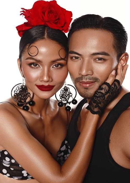 H'hen Niê chú thích cho từng bức ảnh.