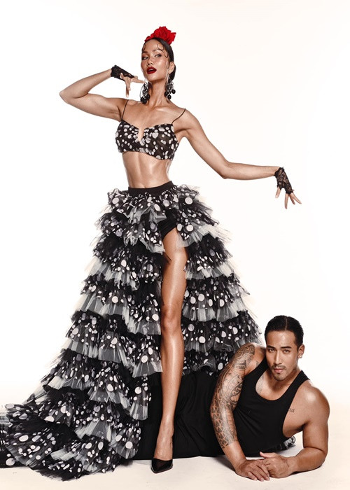 "Yêu chiều, nhường nhịn", nàng hậu viết.