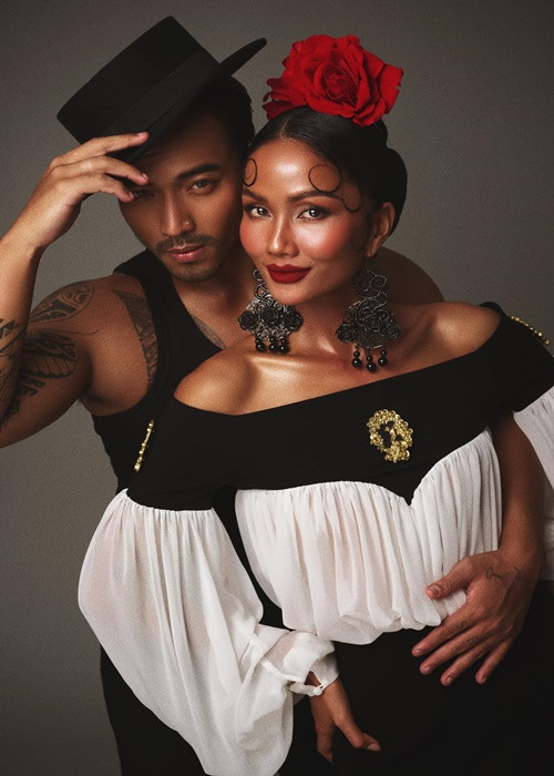 H'hen Niê và Dustin Nguyễn có nhiều khoảnh khắc tình tứ bên nhau.