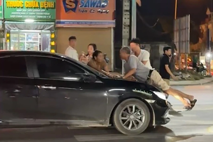 Toàn cảnh vụ cả nhà đi đánh ghen, bố chồng bị hất lên nắp capo - Hình 2 Toan canh vu ca nha di danh ghen, bo chong bi hat len nap capo-Hinh-2