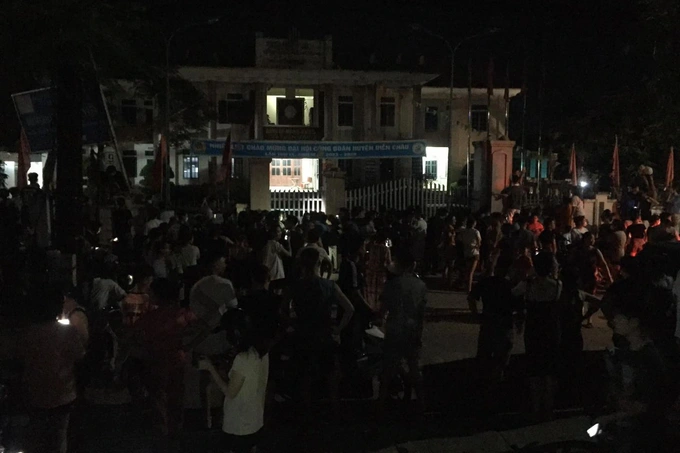 Toàn cảnh vụ cả nhà đi đánh ghen, bố chồng bị hất lên nắp capo - Hình 3 Toan canh vu ca nha di danh ghen, bo chong bi hat len nap capo-Hinh-3