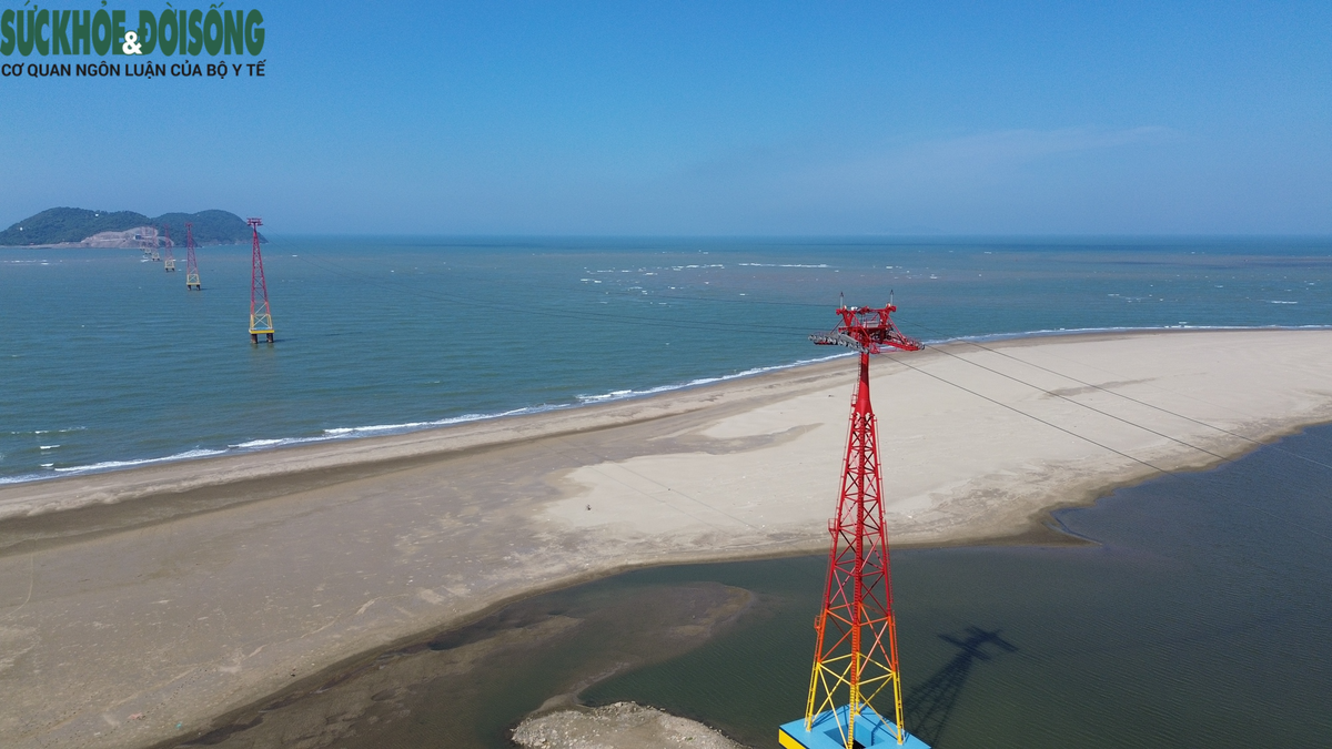 Ngắm nhìn toàn cảnh cáp treo vượt biển dài nhất Bắc Trung Bộ - Hình 3 Ngam nhin toan canh cap treo vuot bien dai nhat Bac Trung Bo-Hinh-3