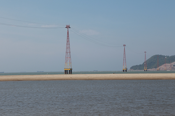 Ngắm nhìn toàn cảnh cáp treo vượt biển dài nhất Bắc Trung Bộ Ngam nhin toan canh cap treo vuot bien dai nhat Bac Trung Bo