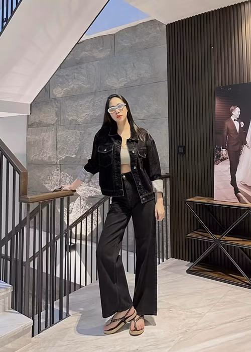 Đàm Thu Trang sinh con thứ hai cuối tháng 5 vừa qua. Chỉ sau hơn 1 tháng sinh nở, cô đã lấy lại được vóc dáng thon gọn. Ảnh: FBNV.