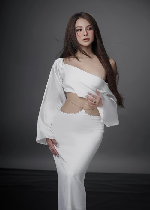 Giống Đàm Thu Trang, Diệp Lâm Anh cũng là bà mẹ hai con trẻ trung, quyến rũ. Ảnh: FBNV.