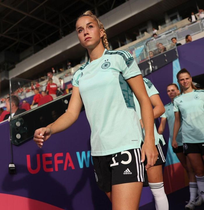 Nhan sắc nữ cầu thủ Đức bị gạ chụp ảnh khỏa thân Nhan sac nu cau thu Duc bi ga chup anh khoa than