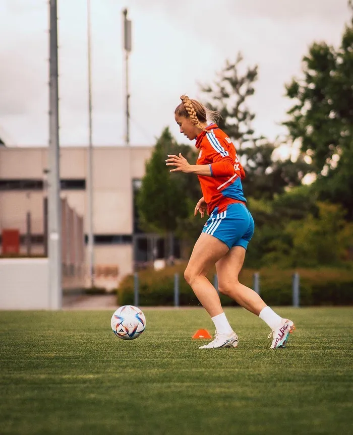 Florian Boitin, ông chủ tạp chí Playboy Germany chia sẻ: "Giulia Gwinn không chỉ là một VĐV xuất sắc, mà còn là một cô gái xinh đẹp. Một người cá tính như cô ấy đương nhiên rất thú vị với Playboy".