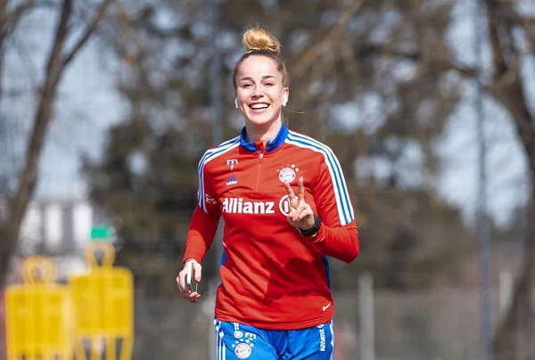 Giulia Gwinn là thành viên ĐT nữ Đức và CLB Bayern Munich, có sở trường hậu vệ phải hoặc tiền vệ .