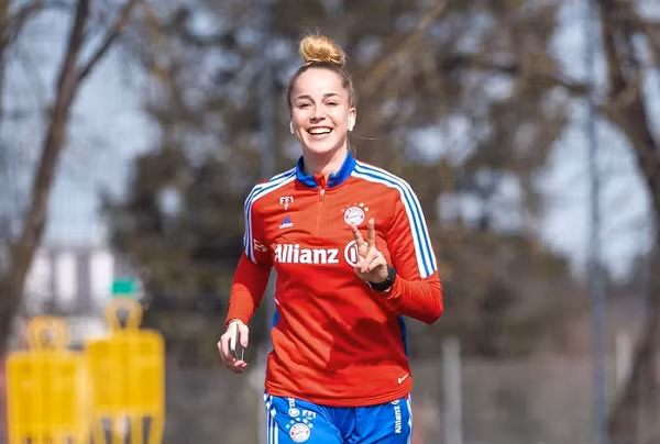Giulia Gwinn là thành viên ĐT nữ Đức và CLB Bayern Munich, có sở trường hậu vệ phải hoặc tiền vệ .