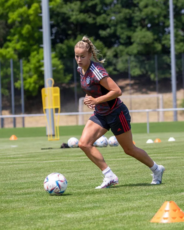 HLV trưởng ĐT nữ Đức Martina Voss gọi đây là "quyết định khó khăn nhất" của mình.