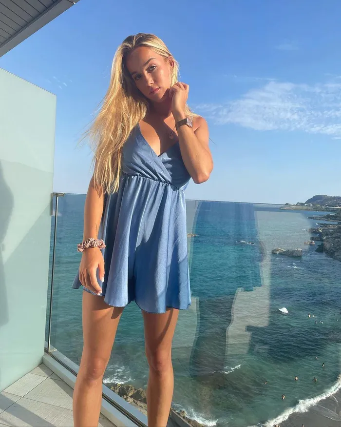 Trên trang cá nhân có nửa triệu người theo dõi, Gwinn thường xuyên khoe những hình ảnh quyến rũ và gợi cảm.