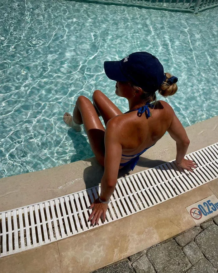 Trước đó, 5 tài năng của đội U20 nữ Đức là Annika Doppler, Kristina Gessat, Ivana Rudelic, Julia Simic và Selina Wagner đều có sự nghiệp đi xuống sau khi nhận lời xuất hiện trên trang bìa Playboy.