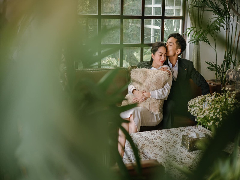 Cặp đôi chênh nhau hơn chục tuổi tình tứ khi chụp ảnh nghệ thuật.